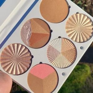 Ofra Cosmetics- On The Glow Pro Bronzing and Highlighting Palette